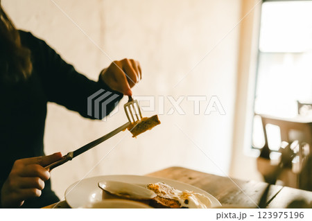 朝、カフェで食べる朝食とコーヒー 朝、カフェで食べる朝食とコーヒー 123975196