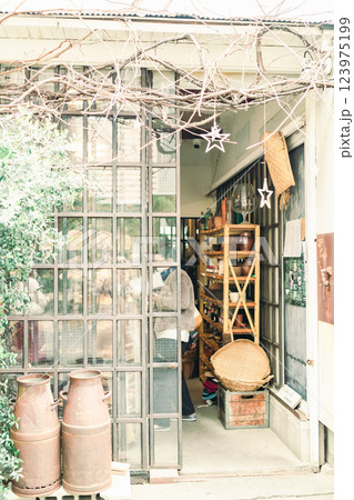 朝、カフェで食べる朝食とコーヒー 123975199