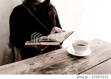 朝、カフェで食べる朝食とコーヒー 朝、カフェで食べる朝食とコーヒー 123975215