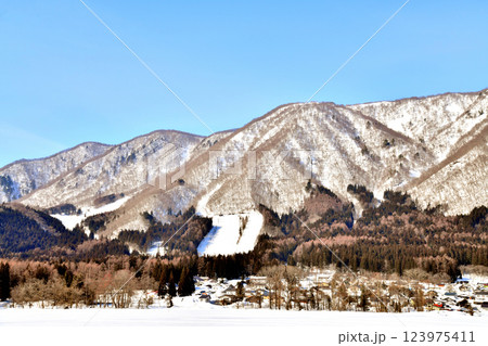 長野県白馬村の風景／白馬さのさかスキー場方面を望む(長野県白馬村)【2025.3】 123975411
