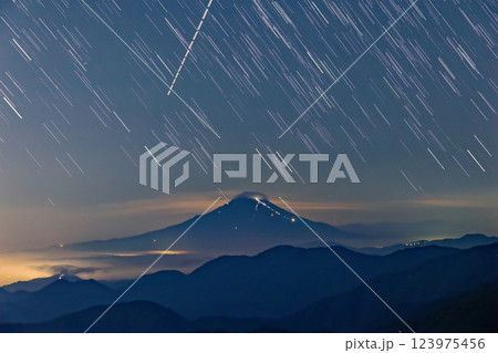 丹沢表尾根・三ノ塔から夏の富士山の夜景と星空 123975456