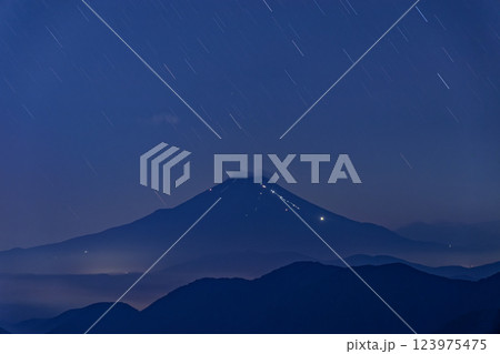丹沢表尾根・三ノ塔から見る夜の富士山 丹沢表尾根・三ノ塔から見る夜の富士山 123975475