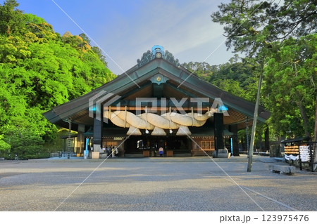 【島根県】出雲大社の神楽殿の大注連縄 123975476