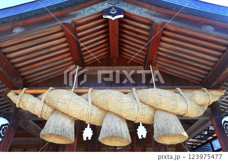 【島根県】出雲大社の拝殿の大注連縄 123975477