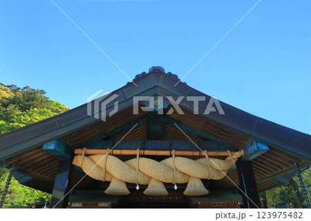 【島根県】出雲大社の神楽殿の大注連縄 【島根県】出雲大社の神楽殿の大注連縄 123975482