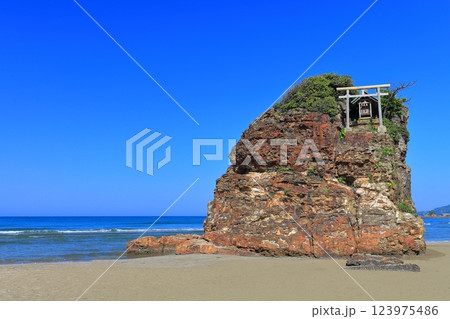 【島根県】快晴の稲佐の浜(弁天島) 【島根県】快晴の稲佐の浜(弁天島) 123975486