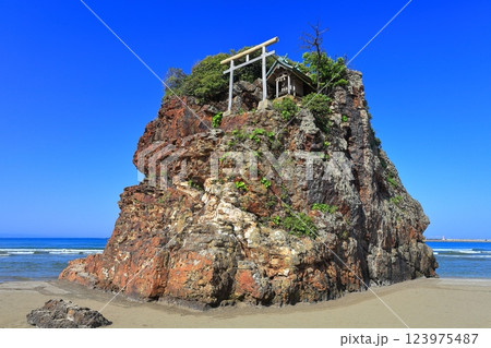【島根県】快晴の稲佐の浜（弁天島） 123975487