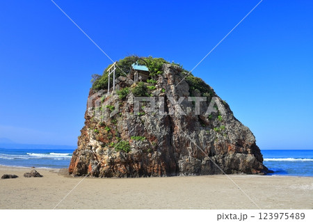 【島根県】快晴の稲佐の浜(弁天島) 【島根県】快晴の稲佐の浜(弁天島) 123975489