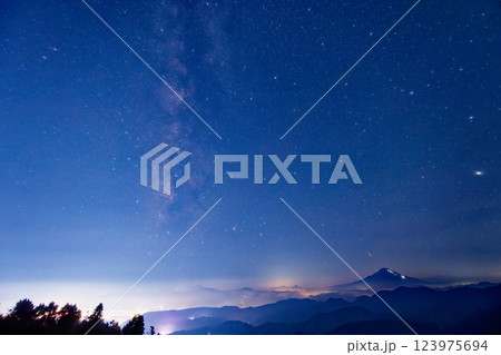 丹沢表尾根・三ノ塔から見る富士山の夜景と夏の天の川 123975694