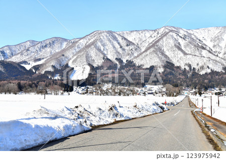 長野県白馬村の風景／白馬さのさかスキー場方面を望む(長野県白馬村)【2025.3】 123975942