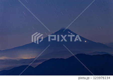 丹沢表尾根・三ノ塔から見る夜の富士山 123976134