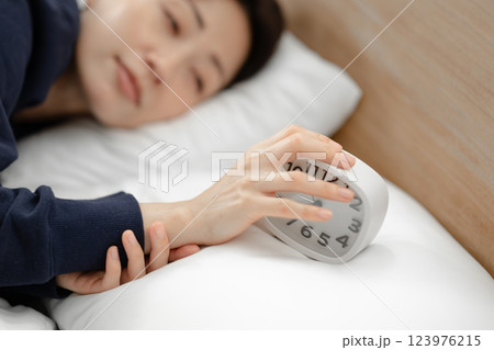 朝寝坊した女性 朝寝坊した女性 123976215