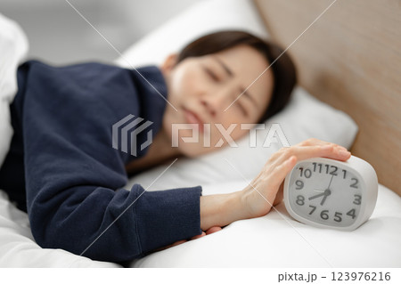 朝寝坊した女性 123976216