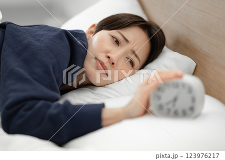 朝寝坊した女性 朝寝坊した女性 123976217