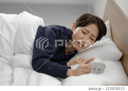 朝寝坊した女性 123976223