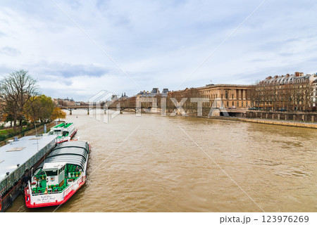 冬のパリ セーヌ川 冬のパリ セーヌ川 123976269