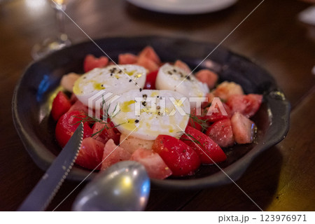 お洒落なイタリア料理 イタリアン レストラン 前菜 お洒落なイタリア料理 イタリアン レストラン 前菜 123976971