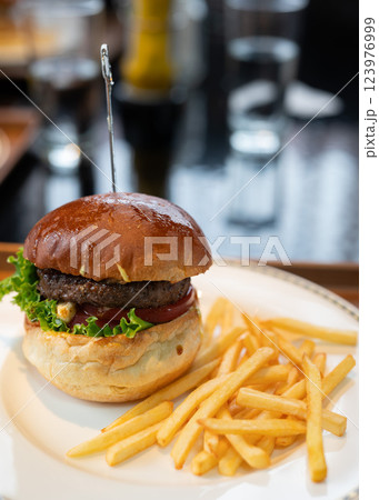 肉厚のハンバーガー 肉厚のハンバーガー 123976999
