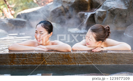 のんびり露天風呂に入る2人の若い女性 123977109