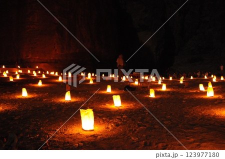 ヨルダン、ペトラ、ペトラ遺跡、ペトラ・バイ・ナイト、ロウソクの灯り、エル・ハズネ（宝物殿）前広場 123977180