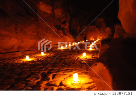 ヨルダン、ペトラ、ペトラ遺跡、ペトラ・バイ・ナイト、シークを照らすロウソクの灯り ヨルダン、ペトラ、ペトラ遺跡、ペトラ・バイ・ナイト、シークを照らすロウソクの灯り 123977181