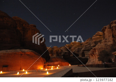 ヨルダン、ペトラ、ペトラ遺跡、ペトラ・バイ・ナイト、ロウソクの灯り、星空 ヨルダン、ペトラ、ペトラ遺跡、ペトラ・バイ・ナイト、ロウソクの灯り、星空 123977182