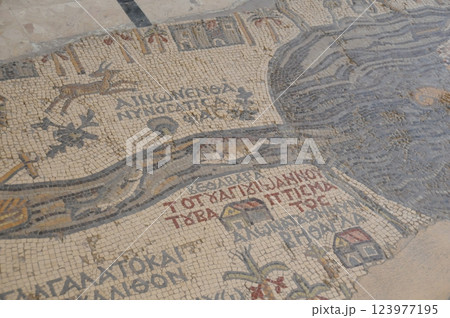 ヨルダン、マダバ、聖ジョージ教会、モザイクのパレスチナ古地図 123977195