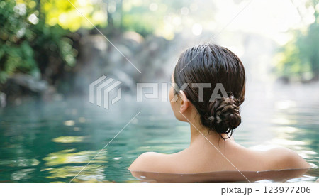 のんびり露天風呂に入る若い女性 のんびり露天風呂に入る若い女性 123977206