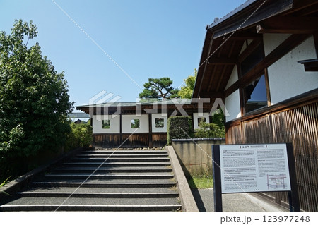 富山県高岡市　古民家が並ぶ金屋町通り 123977248