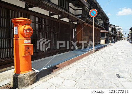 富山県高岡市　古民家が並ぶ金屋町通り　千本格子の家並み 123977251