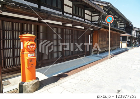 富山県高岡市 古民家が並ぶ金屋町通り 千本格子の家並み 富山県高岡市 古民家が並ぶ金屋町通り 千本格子の家並み 123977255