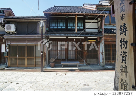 富山県高岡市　古民家が並ぶ金屋町通り千本格子の家並み　鋳物資料館からの眺め 123977257