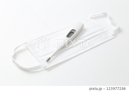 白背景にマスクと体温計 123977286