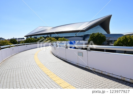 日本ガイシホールとガイシアリーナを繫ぐ通路（名古屋市南区） 123977927