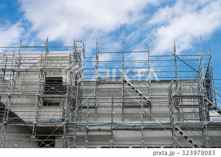 外壁の修繕工事と足場の架け払い 外壁の修繕工事と足場の架け払い 123978083