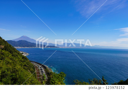 薩埵峠から望む富士山と駿河湾の絶景:静岡の名所 薩埵峠から望む富士山と駿河湾の絶景:静岡の名所 123978152