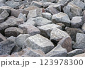 敷き詰められた石 123978300