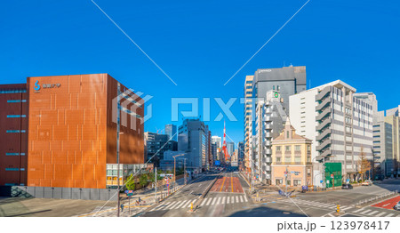 東京都市風景・東京タワーと国道1号線 123978417