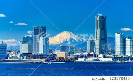 富士山と横浜みなとみらい・2025 123978420