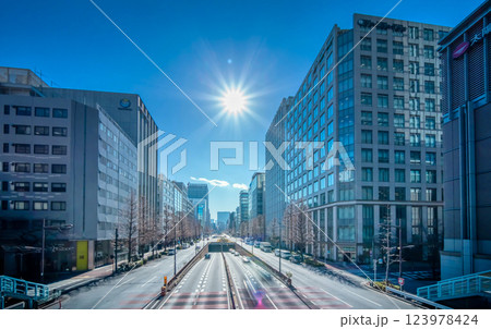 東京・昭和通りと太陽光線 123978424