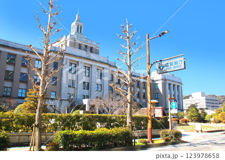 滋賀県庁の建物外観 123978658