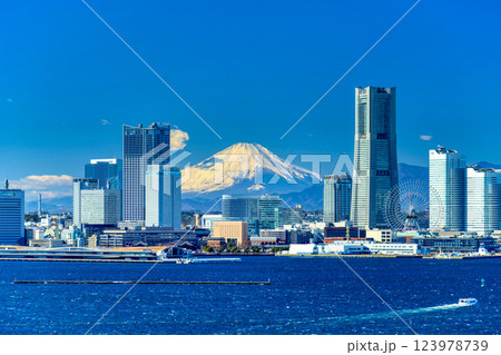 富士山と横浜みなとみらい・2025 123978739