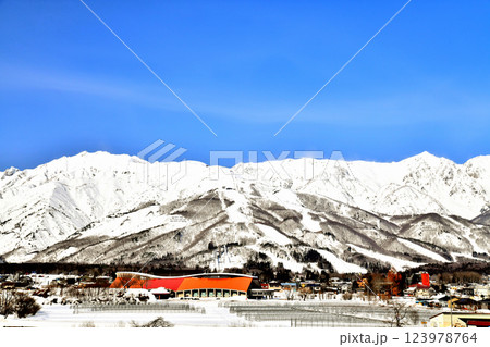 白馬村の風景／白馬八方尾根スキー場方面を望む(長野県白馬村)【2025.3】 123978764
