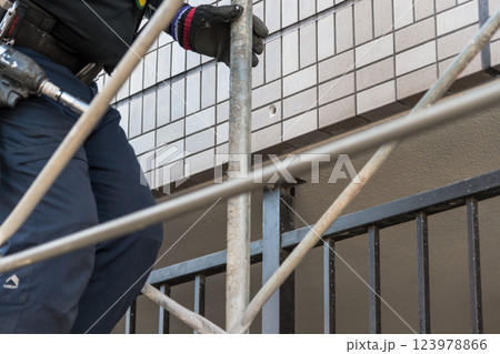 【マンション大規模修繕工事 足場を作る作業員】 【マンション大規模修繕工事 足場を作る作業員】 123978866