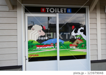 岩手県小岩井駅のトイレの牛と羊のモチーフ 岩手県小岩井駅のトイレの牛と羊のモチーフ 123979048
