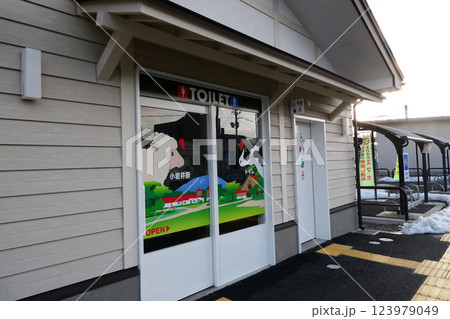 岩手県小岩井駅のトイレの牛と羊のモチーフ 岩手県小岩井駅のトイレの牛と羊のモチーフ 123979049