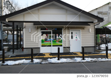 岩手県小岩井駅のトイレの牛と羊のモチーフ 岩手県小岩井駅のトイレの牛と羊のモチーフ 123979050