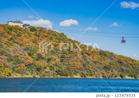 浜松市にあるかんざんじロープウェイと紅葉する大草山の風景(静岡県) 123979335