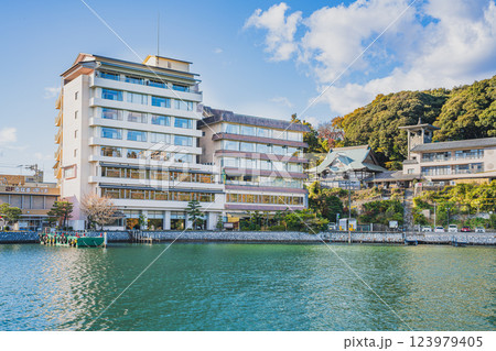 浜松市の舘山寺のホテルと浜名湖と街並み(静岡県) 123979405