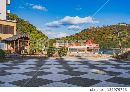 浜松市にある舘山寺のホテルと浜名湖に浮かぶ遊覧船の風景(静岡県) 123979728